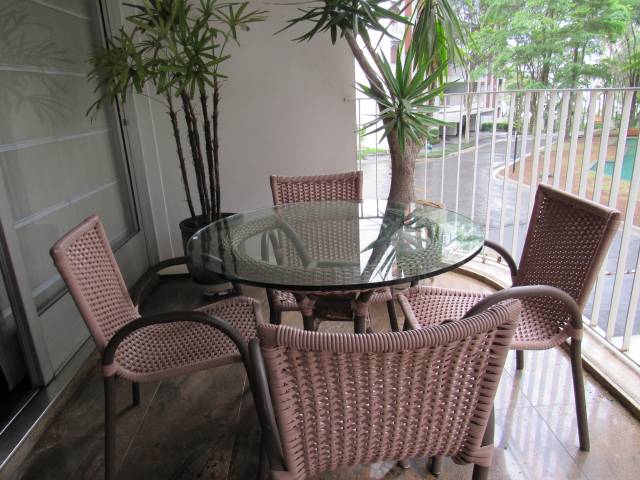Conjunto de mesa e cadeiras (4) trama Maully com tampo redondo de vidro, H = 75 cm e D = 100 cm
