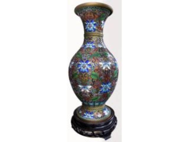 Floreiro corpo bojudo em Cloisonné, fina ornamentação floral em alto-relevo por toda a peça, tons vibrantes com predominância azul e verde, base de bois-de-fer, H = 25 cm