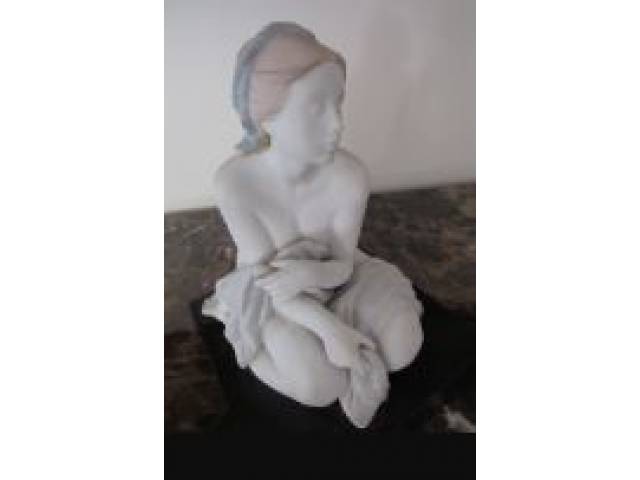 Lladró - "Timeless Moment" fina escultura em porcelana biscuit representando figura feminina sentada meditando, ricamente detalhada pelo design Alfredo Llorens e decorada pelo artista J. Ruiz, timbrada e assinada na base, t. 953/1500, 24 x 18 x 17 cm. - Espanha. Em perfeito estado, peça de coleção.