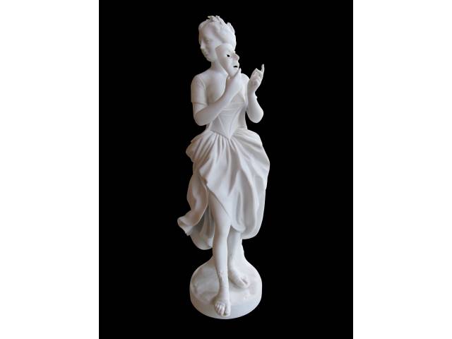 Vista Alegre - Primorosa escultura em porcelana biscuit representando figura mitológica de Musa da Comédia "Tália" onde cada detalhe foi minuciosamente esculpido, enaltecendo e ornando a mesma. Em perfeito estado, peça de coleção. H = 30 cm, contrastado na base - Portugal