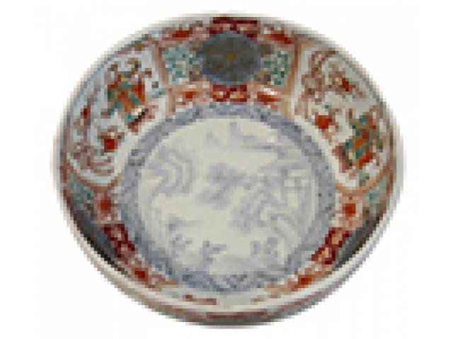 Bowl borda recortada porc. japonesa decor. ao padrão “Imari” com reservas laterais, motivos de figuras e flores estilizadas, cena paisagística na palheta “Ao” ao centro. d=15 cm. Japão, era Meiji (1867 - 1912).