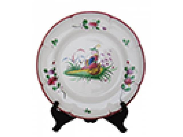 Prato faiança “St. Clements” borda bordô, centro figura oriental, tons rosados. d = 24,5 cm - França, déc. de 70