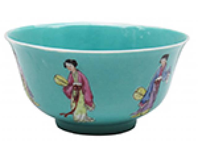 Tigela em porc. decor. estilo e época das peças do período “Mao” em fundo cor verde com detalhes laterais em figurações de gueixas, em policromia. d = 15,5 cm, h = 8 cm. China, meados do século XX.
