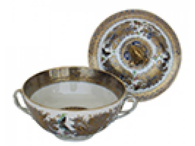 Bowl porc. período “Jean Qing”, aba da tampa com barra fundo azul cobalto e dourado à maneira de mosaico com cercadura de pontas de lanças, pega em forma de pinha. Alças laterais trançadas; no bojo borboletas e flores. 17,8 x 12 cm - China, séc. XVIII/XIX