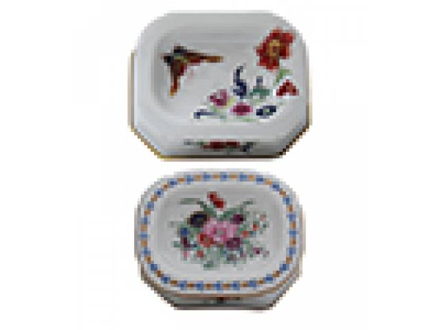 Par de saleiros José Manoel porc. “Vista Alegre”, decor. floral e borboletas. 10,7 x 8,1 x 3,5 cm. - Portugal, séc. XX