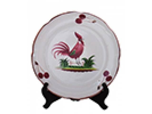 Prato faiança tom rosado, borda c/ cerejas bordô e galo ao centro. d = 23,5 cm - França, séc. XIX