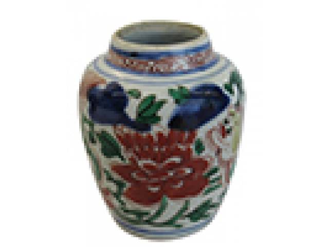 Pequeno floreiro bojudo porc. decor. ao padrão “Yangcai”, motivos florais e cães de fó. h = 10cm. China, provável período transição dinastias Ming e Qing.