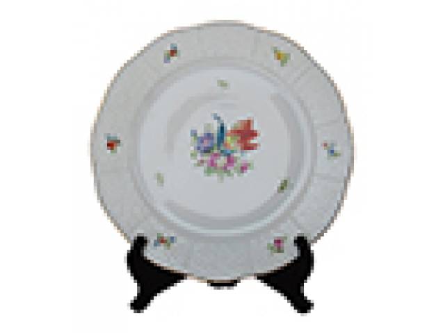 Prato porc. “Herend”, borda padrão de cesta, alto relevo, decor. com flores na aba e centro, pintadas à mão. d = 24,5 cm - Hungria, séc. XX