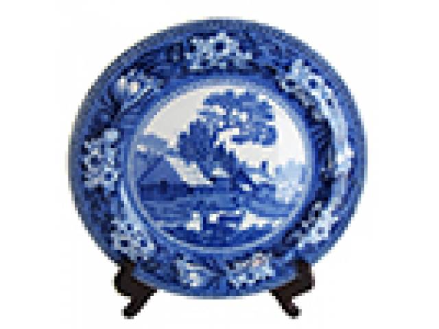 Prato faiança “Wedgwood” floral na borda e paisagem, casario e cervos ao centro. d = 23 cm - Inglaterra, início séc. XX