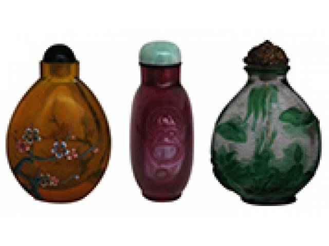 Três Snuff-Bottles em vidro com decorações diversas, peças de coleção. - China, séc. XVIII/XIX