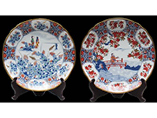 Par de pratos porc. “Franklin Porcelain” reservas florais e guarnição dourada, centro paisagem com ponte. d = 23 cm - Japão, séc. XX (1980)