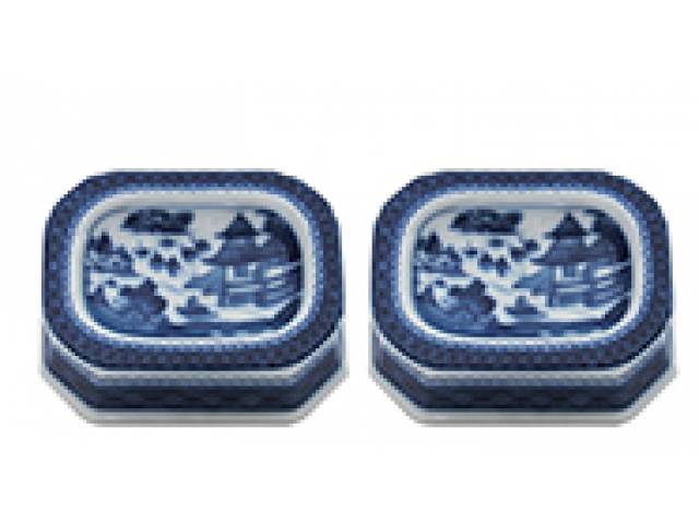 Par de saleiros José Manoel porc. “Vista Alegre”, decor. no estilo Blue Canton. 10,7 x 8,1 x 3,5 cm. - Portugal, séc. XX