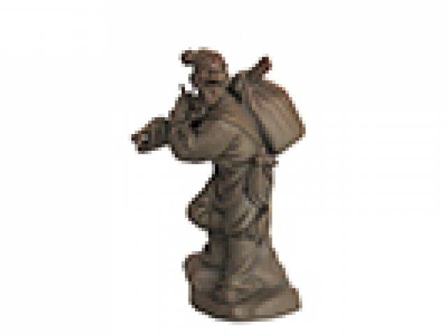 Figura de Andarilho em argila, selo na lateral da base. h = 7 cm - China, séc. XX (1984