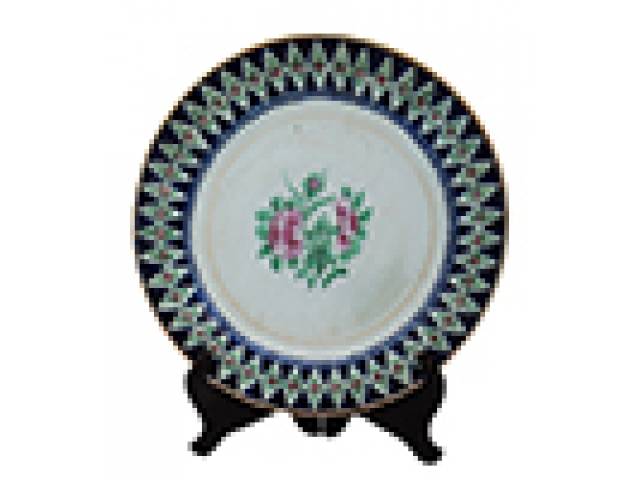 Prato cerâmica fundo verde claro, borda decor. formas de lança em azul com pequenas flores roxas, ao centro, flores. d = 24 cm. - Europa, séc. XX