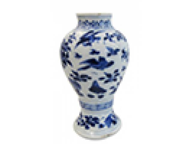 Pequeno vaso Mei-ping de porc. esmaltada de Fürstenberg decor. ao padrão das peças período “K’ang-hsi” com decor. de pássaro e flores ao padrão “blue and white”. h = 10 cm. Alemanha, último quarto século XIX.