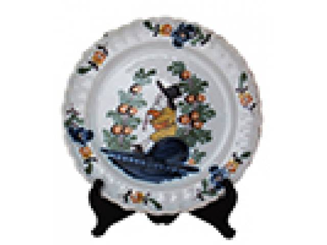 Prato faiança, borda recortada e decor. flores, fundo músico com gaita de fole. d = 24,5 cm - França, séc. XVIII