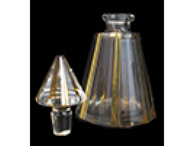Licoreira cristal facetado cônico, tampa em forma de pirâmide, finamente decor. com faixas verticais douradas. h = 20 cm - Europa, séc. XIX