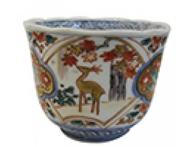 Bowl “Kobati” porc. decor. ao padrão “Imari” e reservas, cervos e flores encimando barrado monocromático em desenho de pictograma estilizado. d = 10,5 cm. - Japão, era Meiji (1867 - 1912).