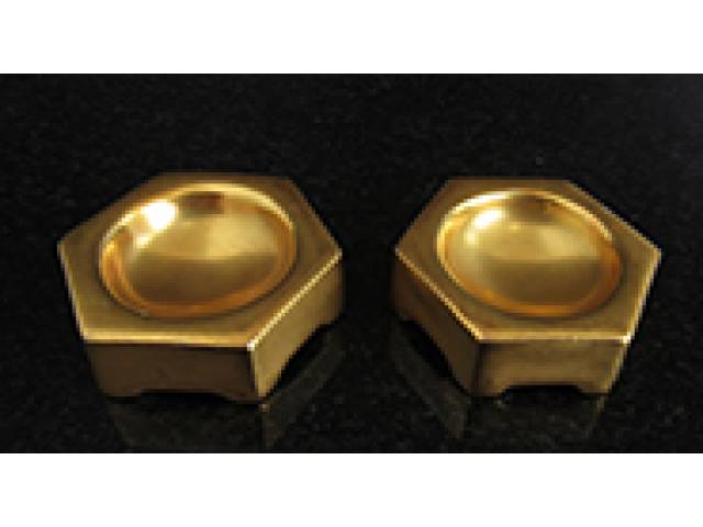 Saleiro e pimenteiro sextavados, porc. “Arabia”- dourado. 4 x 4 x 1cm – Finlândia, 1964/1971
