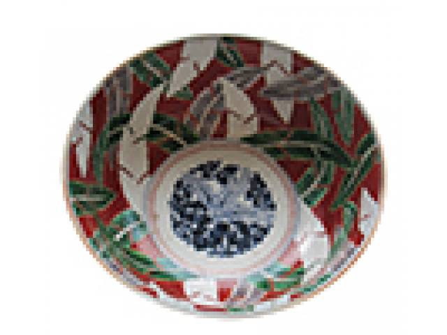 Bowl porc. dito “Noya” decor. interna folhas nas cores ferrugem, verde e azul ferrete no centro; externa flores amarelas e figurações geométricas e barra azul cobalto. 25 x 10 cm. - China, séc. XIX