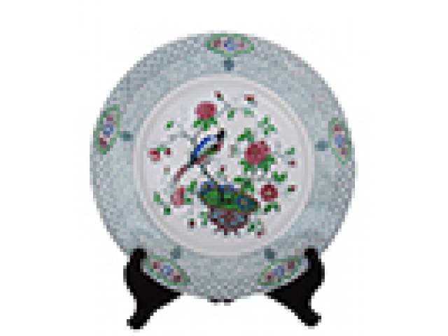 Prato porc. decor. ao padrão “Yangcai”, ave do paraíso, flores na caldeira e barrados florais estilizados ao gosto das peças “Iznik”. d = 23 cm. Europa século XX.
