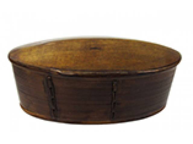 Antiga caixa oval Bentô com tampa em bambú invernizado. 21 x 8 x 11 cm. - Japão, séc. XX