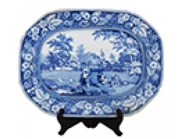 Grande travessa retangular porc., flores na borda e cena campestre, com restauros. 29 x 38,5 cm. - Inglaterra, séc. XIX.