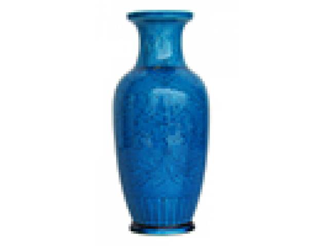 Floreiro piriforme em porc. esmaltada decor. ao padrão floral estilizado sobre fundo azul celeste. h = 21 cm. Marcação apócrifa incisa, na base inferior, para dinastia Qing. - China, meados do século XX.