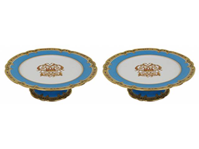 Par fruteiras porc. “Le Rosey” pé alto e prato com aba recortada azul glauco e dourado, centro monograma dourado, na base timbre “Le Rosey, XI Rue de La Paix.”. d = 22,5 cm e h = 7 cm. - França, séc. XIX