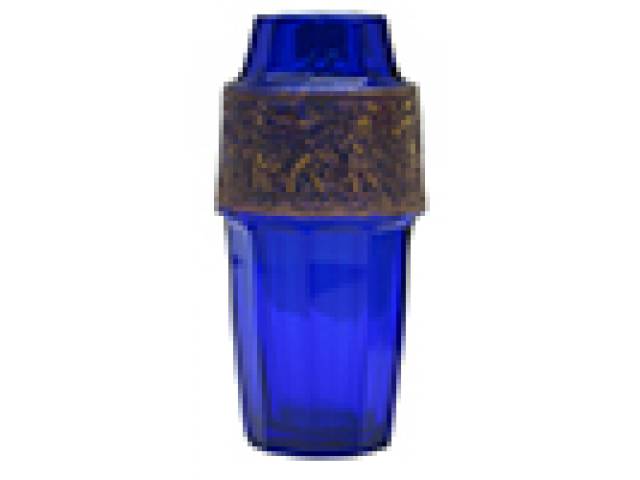 Floreiro facetado cristal Moser azul real, cinta metalizada dourada, decor. cenas de guerra, na base “Made in Czecho Slovakia /Moser/ Karlbad”. h = 12,5 cm. - início séc. XX