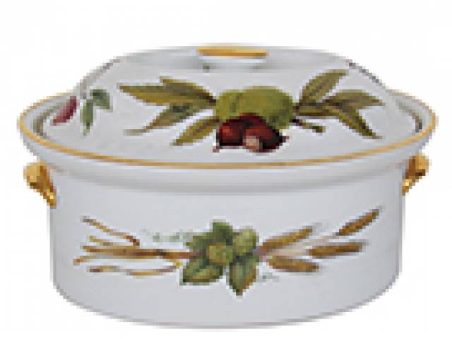 Caçarola porc. “Royal Worcester - Evesham” decor. com pega, alças e borda dourada. 14 x 23,5 x 18 - Inglaterra, anos 60
