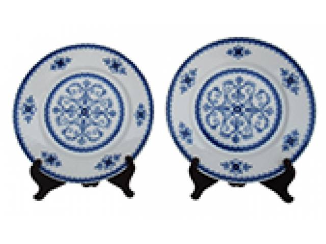 Par de pratos porc. “Winterling Kirchenlamitz Bavaria - Echt Kobalt Scharffeuer” borda canelada centro decor. azul cobalto. d = 24,5 cm - Alemanha, séc. XX (1950-1990)
