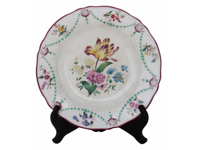 Prato em porc. “Mintons” borda bordô, centro e aba decor. com flores em cores alternadas e detalhes em alto relevo. d = 23 cm -Inglaterra