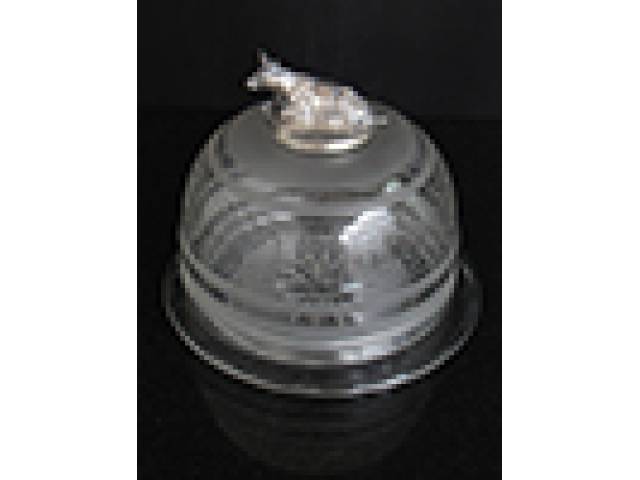 Queijeira cristal, tampa arredondada jateada, pega em metal espessurado à prata modelando figura de vaca, presentoir cristal facetado, gomos e estrela ao fundo. 15 x 17,5 cm. - Europa, séc. XX
