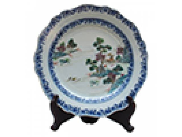 Prato borda recortada porc. decor. ao estilo das peças “CIA das Índias”, reinado Chia-ch’ing, com paisagem policromada na caldeira, e frisos e cercaduras monocromáticas de motivos florais. d = 23 cm. Europa século XIX.