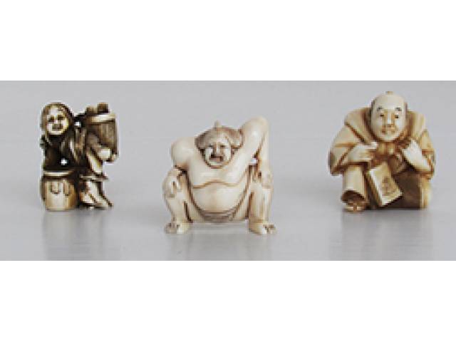 Três Netsukes marfim repr. anciã (2 x 3,5 cm), sumô (3 x 4 cm) e ancião (3 x 4 cm), de coleção, ass. base - Japão, séc. XIX/XX