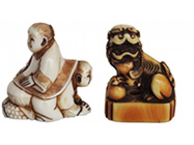 Par de Netsukes marfim repr. Dragão (3 x 4 cm) e casal (3 x 3,5 cm), de coleção, ass. base. - Japão, séc. XIX/XX