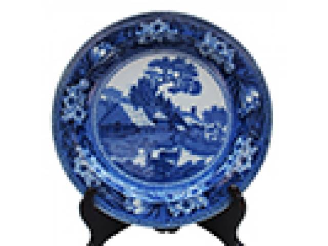 Prato em porc. “Wedgwood” floral na borda e paisagem casario e cervos ao centro. d = 25 cm - Inglaterra, séc. XIX