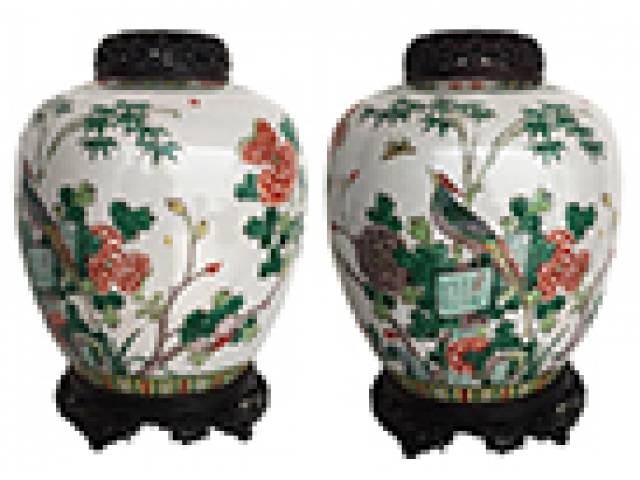 Par de potiches em porc. “Cia das Índias”, esmaltes “Famille Verde”, bojo decorado à maneira do período Kangxi, pintura de grande faisão entre crisântemos, bambus e insetos, base e tampa em bois-de-fer fenestrados. h = 36 cm. - China, séc. XIX