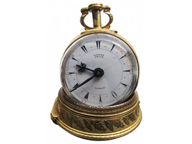 Relógio de bolso “Edward Prior” ajuste corda interno (acompanha chave), mostr. turco porc. cx. dourada, 2 cases externos: 1 dourado borda e tampa ricamente trabalhadas d = 4,5 cm, l = 2,5 cm e 1 casco de tartaruga (NE) d = 5,5 cm, l = 2,7 cm. - Inglaterra, séc. XIX