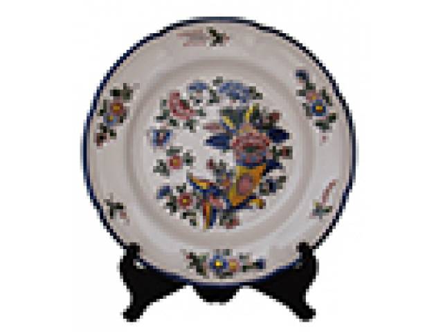 Prato faiança “St. Clements” borda recortada, cornucópia e flores. d = 24,5 cm. - França, séc. XX