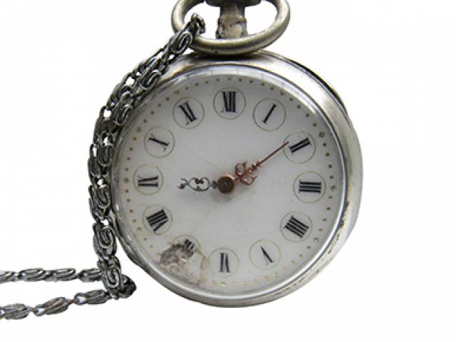 Relógio de bolso ajuste corda interno, mostr. romano porc. cx. níquel. d = 4,5 cm, l = 1,5 cm - Suíça, séc. XX (anos 20/30). No estado: máq. não funcionando.