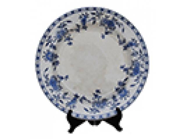 Prato cerâmica “Dresden” faixa tipo trança e flores na borda em tons de azul. d = 35 cm - Alemanha, séc. XX