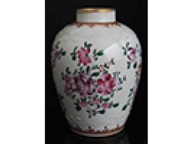 Floreiro porc. “Samson” decor. floral, contornos em alto relevo, faixa dourada e selo vermelho na base. h = 11 cm. - França, séc. XIX/XX