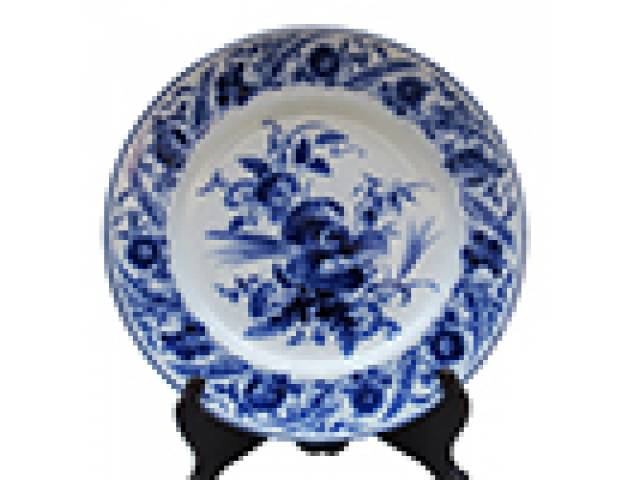 Prato porc. “Wedwood” borda floral, ao centro azul cobalto. d = 25,5 cm. - Inglaterra, séc. XX