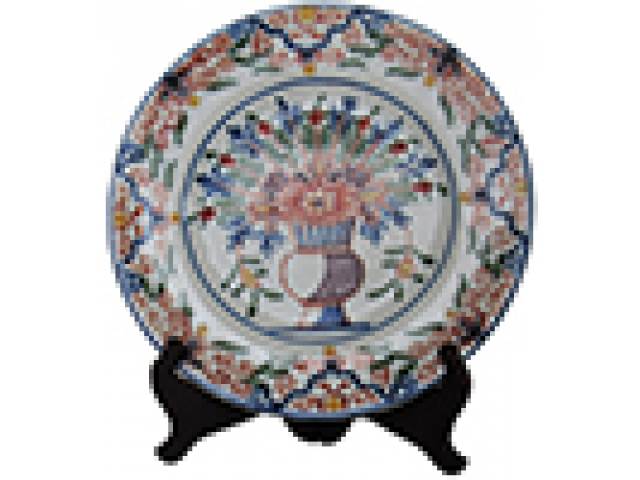 Prato cerâmica policromado motivos florais, e monograma no verso. d = 24 cm – Portugal, XIX
