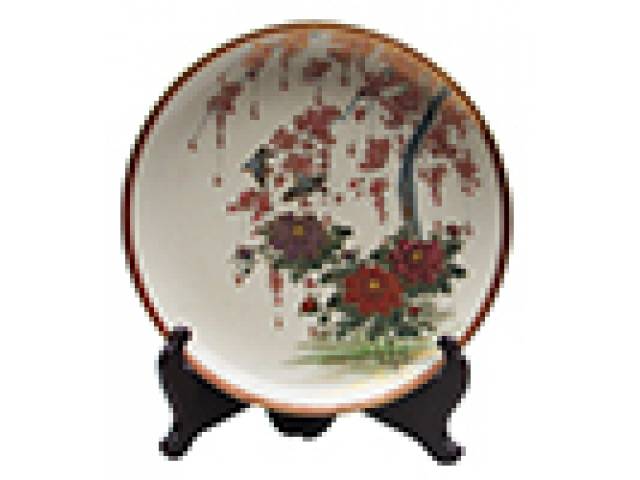 Prato em porc. “hard paste” decor. ao padrão “Satsuma” motivo de pássaros e flores em policromia, na caldeira, e cercadura em douração e rouge-de-fer. d = 21 cm. Japão, primeira metade do século XX.