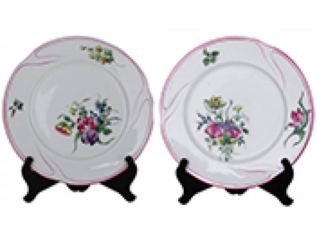 Par de pratos porc. decor. floral rosas e roxo e sulcos, baixo relevo na borda (Manufacture Imperiale & Royale) - “Marie - Thérèse - Décor - Réverbere Fin”. d = 23,5 cm - Bélgica, anos 50