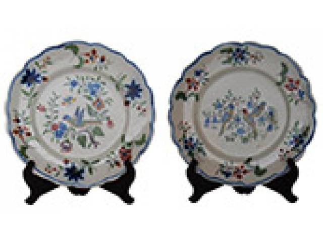 Par de pratos cerâmica borda azul, decor. na aba com flores coloridas e cena com pássaros ao centro. d = 24,5 cm. - Europa, séc. XIX