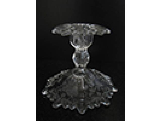 Castiçal cristal, base recortada e decor. St. Louis. d = 13,5 e h = 10,5 cm. - Europa, séc. XX